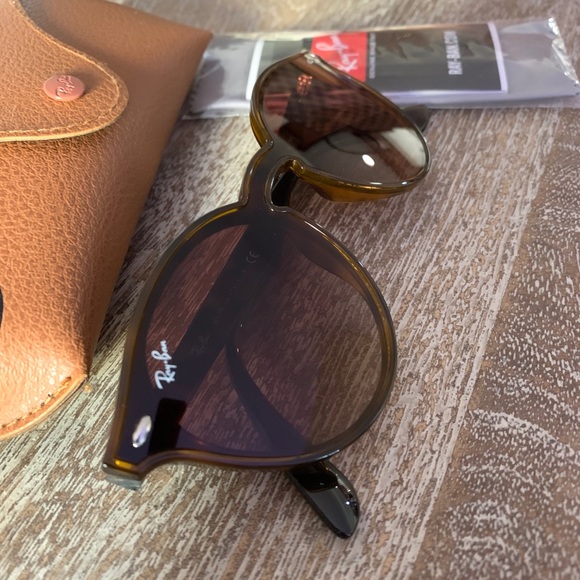 Sun glasses - Picture 6 of 7